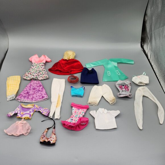 Vintage Mattel Barbie Doll Lot with 36 Clothing Pieces - Some Need Repair - Picture 15 of 16